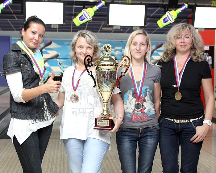 Победительница летней Лиги Чемпионов 2014 по боулингу команда SIMPLEX