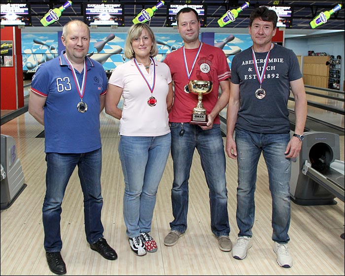 Победительница пятого этапа чемпионата по боулингу ОКСС 2015 - команда Метеорус